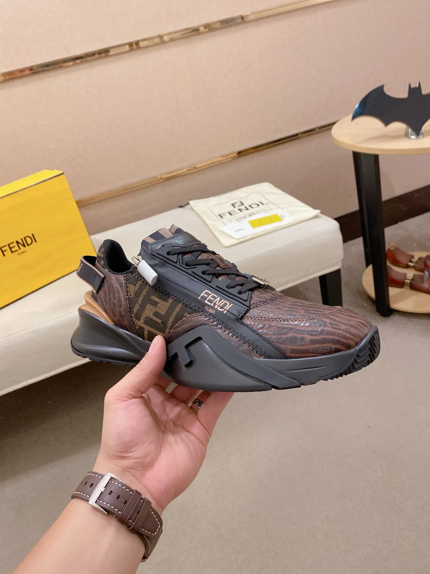 Factory price: 620💰(high version) [Fendi] Fendi’s latest casual shoes for men! Available at counters simultaneously! A one-to-one replica of the original. Made entirely of imported top-grain calfskin, the interior is made of top-grain water-dyed cowhide, and the original factory-supplied rubber outsole. Leading new fashion concepts. Matching code: 38-44 can be customized, 45 is not returnable!